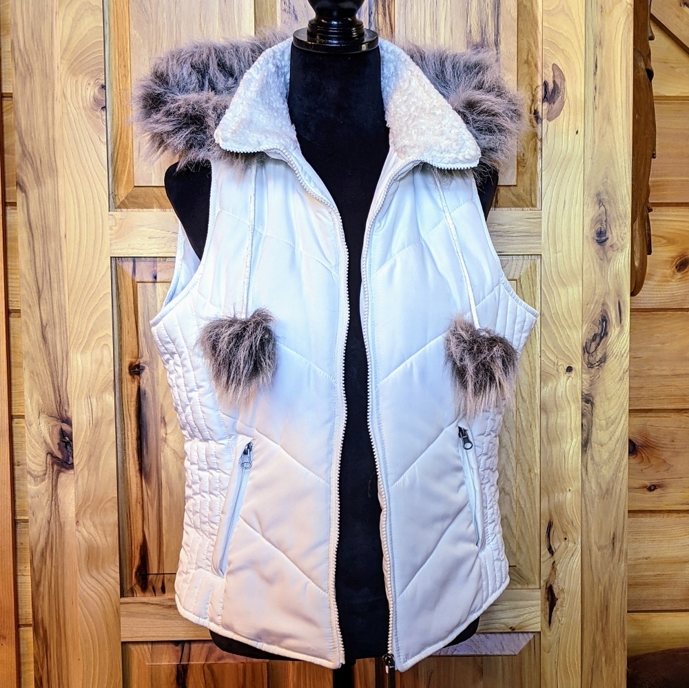 VGUC Maurices White Puffer Vest w/ Faux Fur & Hood